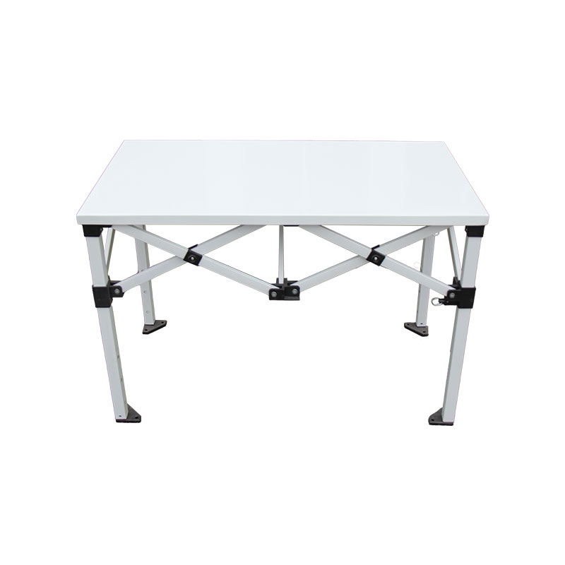 Table du rectangle noir et parapluie de patio du marché