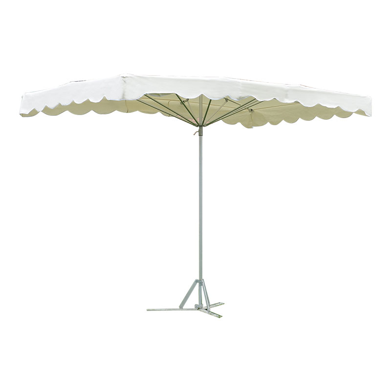 Table du rectangle noir et parapluie de patio du marché